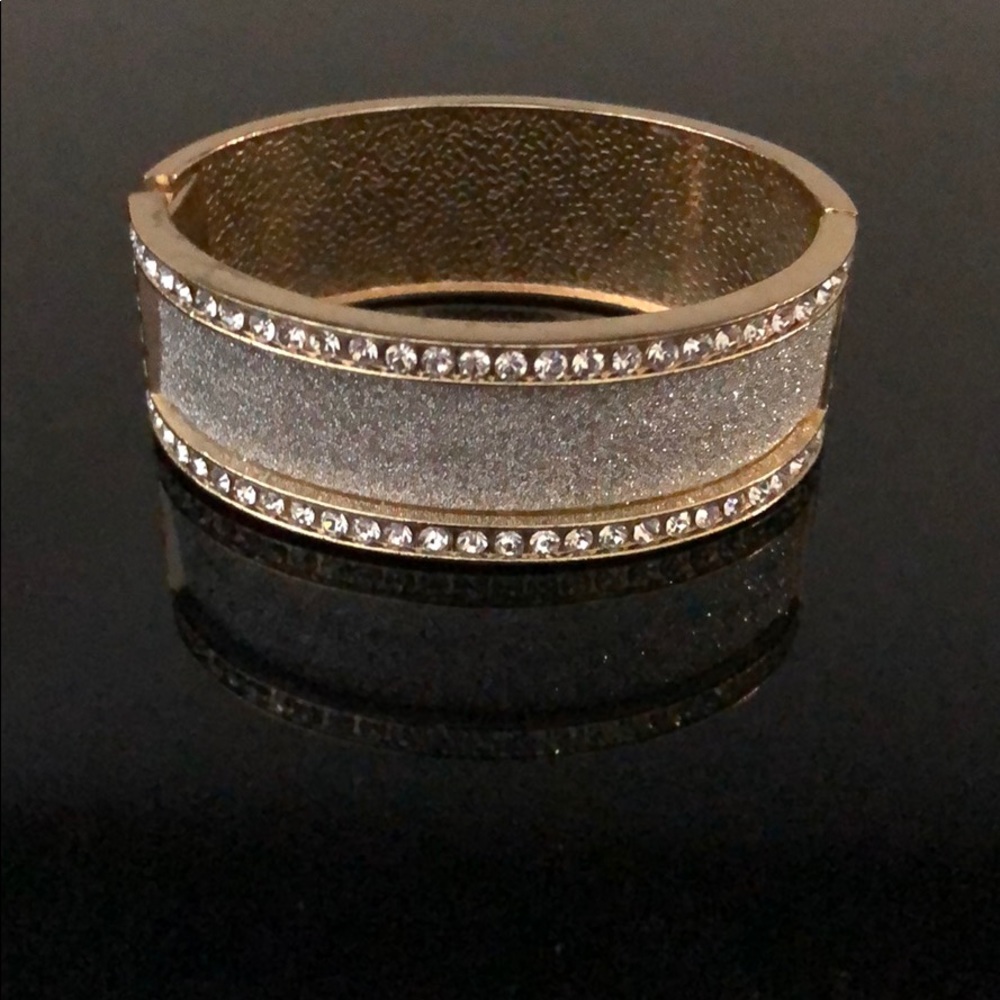 Bracelet Gold Tone.